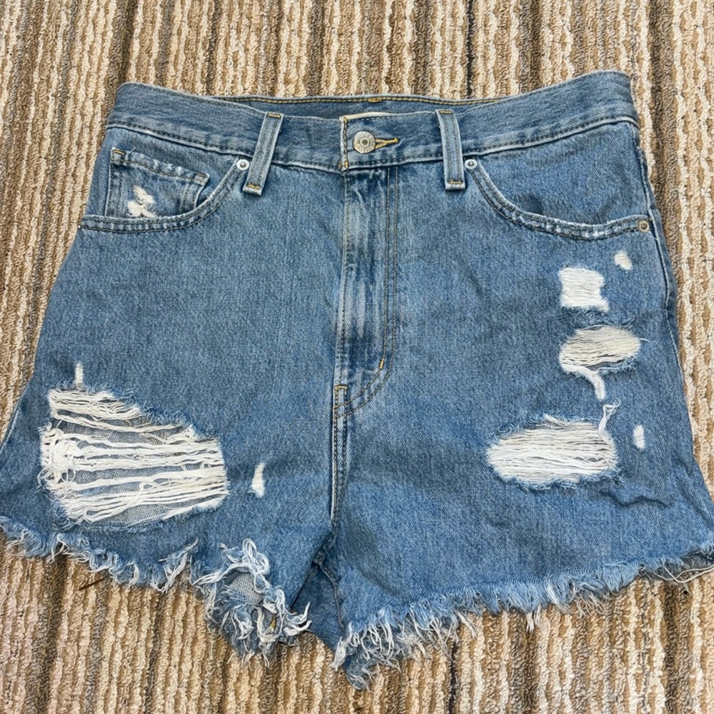 Distressed Levi Jean mom shorts 💙